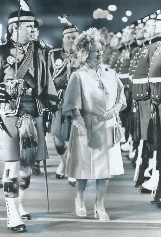 Inspecting her regiment, Queen Mother Elizabeth checks the military bearing of the Toronto Scottish Regiment at the Canadian National Exhibition groun(...)
