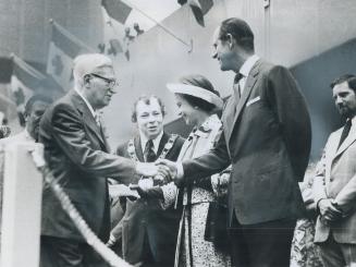 Prince Philip shakes hands with former mayor Nathan Phillips June 23, 1973, while the Queen talks with Mayor David Crombie in Nathan Phillips Square d(...)