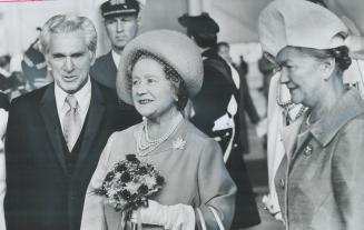 The Queen mother is welcomed to metro, Wearing a maple leaf pin, the Queen Mother is met at Toronto International Airport yesterday by Chief Justice B(...)
