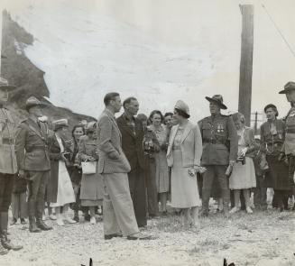 A tiny group of 30 persons, most of whom had hiked form distant homes in the mountains, greeted the King and Queen when they stopped at the lonely Roc(...)