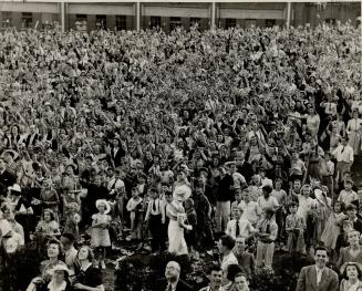 Thousands of school children in Western Ontario deserted their classrooms to cheer the King and Queen at the many stops made by the royal train betwee(...)