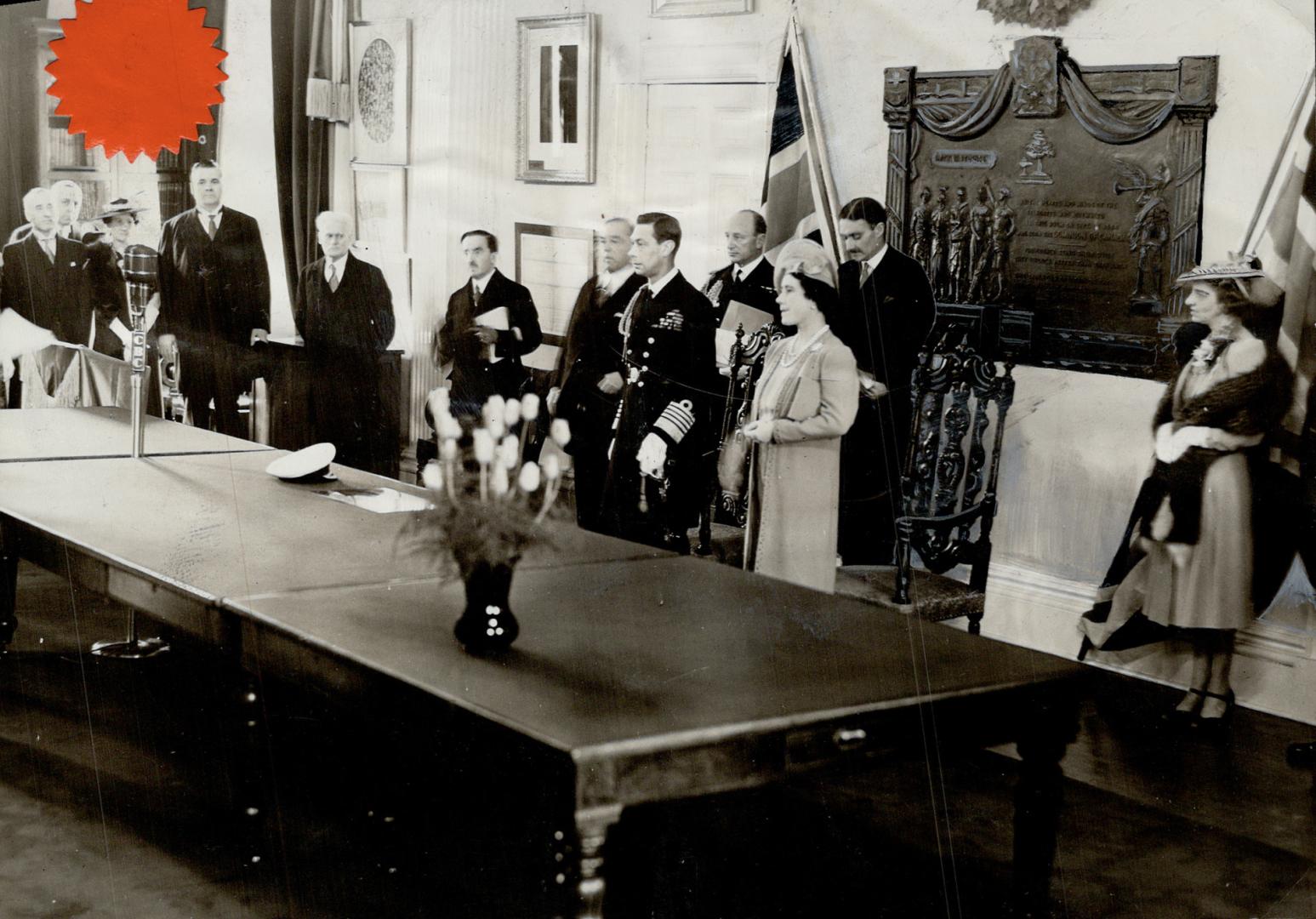 Right, the King and Queen hear Prince Edward Island's greeting in the famed confederation chamber in Charlottetown's provincial building. Behind them (...)