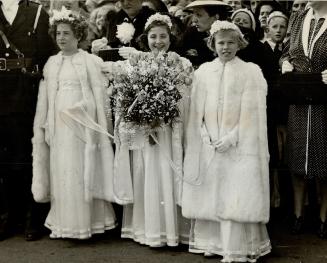Three kittle white-clad maids were so excited they almost forgot to hand the Queen this lovely bouquet when the great moment came, in Quebec's Battlef(...)