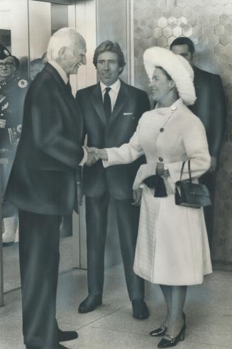 Arriving in Toronto for a brief stopover between planes on her way to Winnipeg, Princess Margaret shakes hands with Ontario Lieutenant-Governor W. Ros(...)