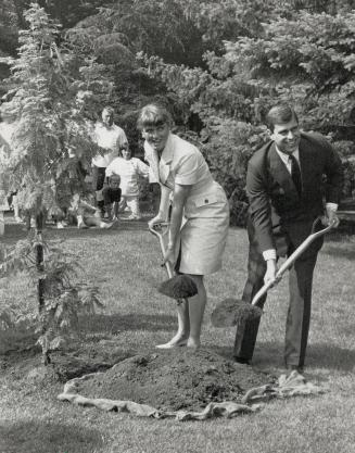 Duke and Duchess grab spades for planting a metasequoia tree in Montreal's Botanical Gardens