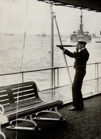 Midshipman Prince Albert inspects the fleet in 1914