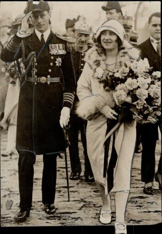 The Duke and Duchess of York landing at Las Palmas en route to Australia
