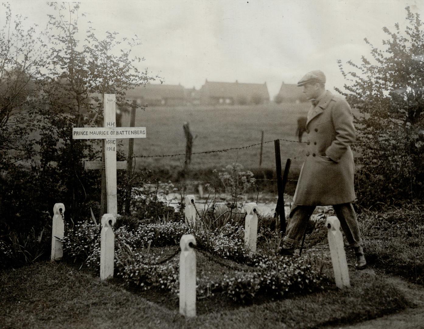 The Prince of wales inspects British Soldiers graves at yprs, The prince of Wales acompanied by Vice-Admiral Sir Lionel Raleev, paid during his tour o(...)