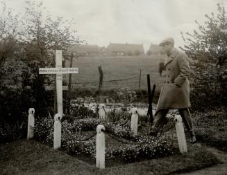 The Prince of wales inspects British Soldiers graves at yprs, The prince of Wales acompanied by Vice-Admiral Sir Lionel Raleev, paid during his tour o(...)