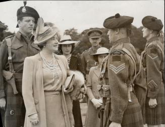 Her majesty pauses to talk to Ser gt