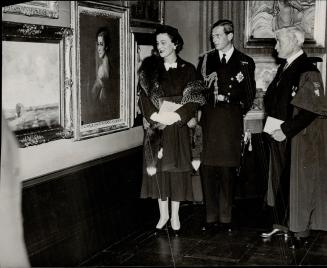 Duke and Duchess of Kent at Royal Scottish Academy - The Duke and Duchess of Kent examining a portrait of the Duchess of Kent by Phillip de Lazlo exec(...)