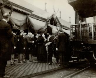 The King and Queen arrive at Hamilton