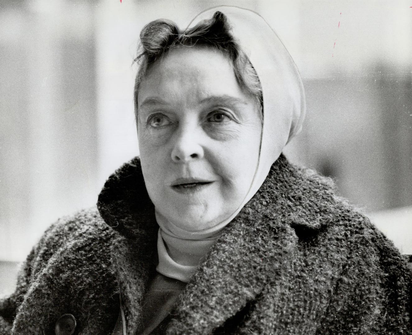 The First Lady of silent films, Lillian Gish, arrived in Toronto yesterday for a two-evening engagement at York University's Burton Auditorium. Tonigh(...)
