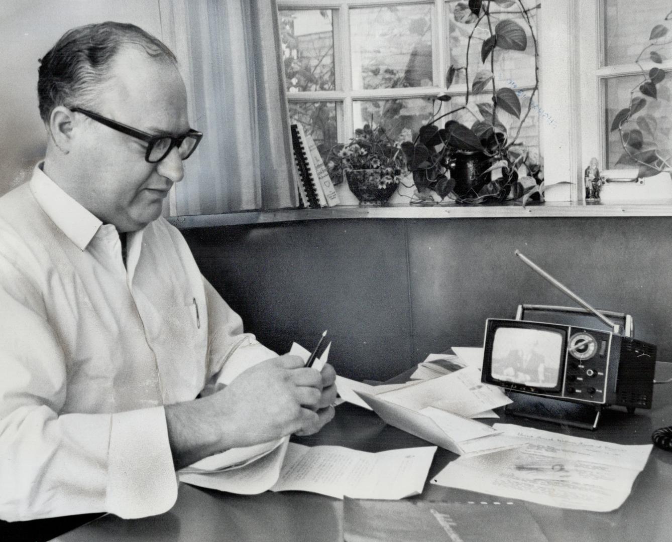 Ex-Mayor Philip Givens watched an early show on the portable TV set given him by the Japanese consul while he pondered Mayor William Dennison's call f(...)