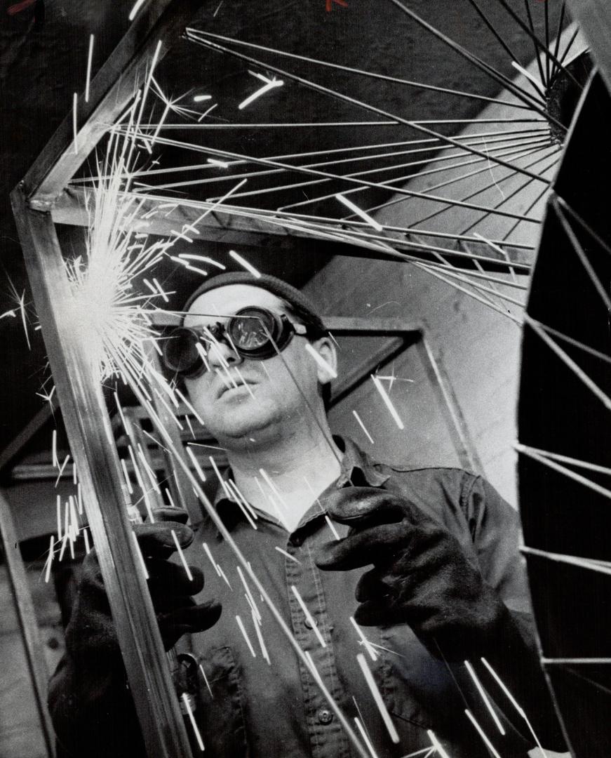 Sculptor Gerald Gladstone at work