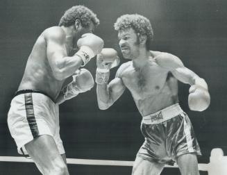 Ready, get set . . . Toronto's Clyde Gray has his left hand ready to throw punch at world welterweight champion Jose Napoles, left, during their title(...)