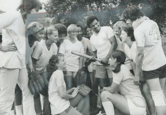 Handing out some batting tips to members of his girls softball team is Clyde Gray, who meets titleholder Jose Napoles in world welterweight championsh(...)