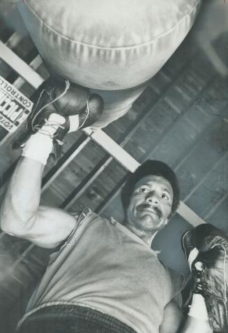 Honing his boxing skills. Canadian welterweight champion Clyde Gray works out on punching bag at Lansdowne Athletic Club in preparation for bout with (...)