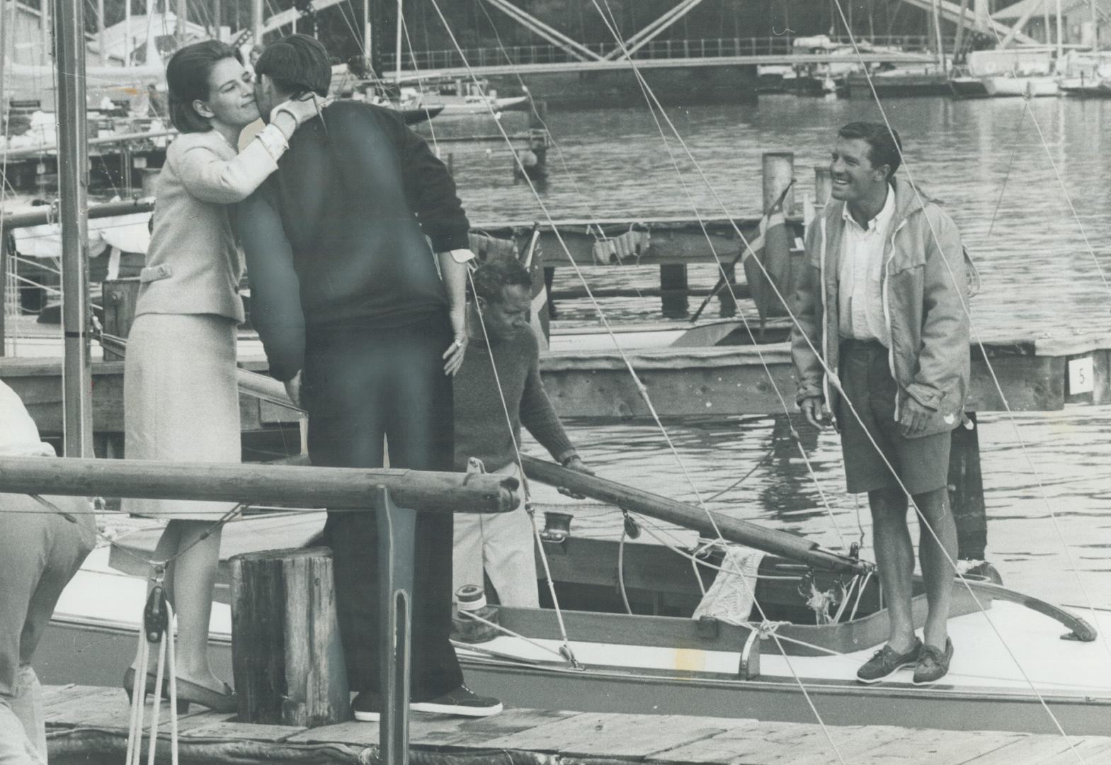 Kiss from his queen greeted Greek King Constantine as he stepped ashore at the Royal Canaidan Yacht Club after finishing eighth in World Championship (...)