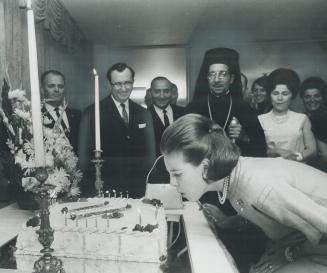 21 candles were blow out by Queen Anne-Marie of Greece at a birthday party given in her honor by members of the Greek community last night. Her consor(...)
