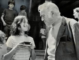 Bonanza star Lorne Greene visits camp where he was once counsellor