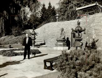 Jack Hammell, one of Canada's most colorful mining men, has spent what Frederick Griffin calls ''a fortune'' on his lake shore estate at Oakville, Ont(...)