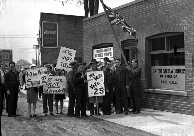 Canada Wire and Steel strike vote : workers in front of union office