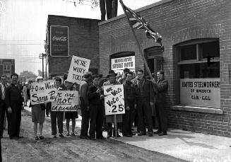 Canada Wire and Steel strike vote : workers in front of union office