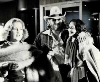 Performers Rompin' Ronnie Hawkins and Joan Baez were among hundreds of stars who attended an all-night party for Bob Dylan at Harbour Castle Hotel. It(...)