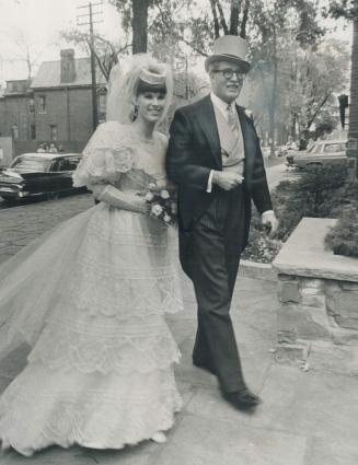 George Hees gave bride away: Bride's gown of Brussels lace is heirloom
