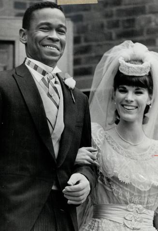 61-year-old wedding gown, worn previously by her mother and great-aunt, was worn by Roslyn Hees on Saturday when she wed Durward Taylor of Washington,(...)