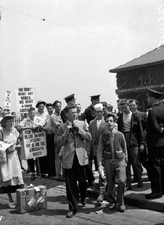 Canadian Seamen's Union strike, passengers and picketers