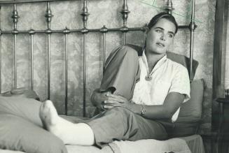 Not bad, huh? Propped up on a bed in the Prime Minister's suite at the Harbour Castle Hilton, Margaux Hemingway, the world's highest paid model, was i(...)