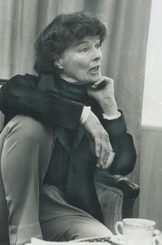In Toronto for the opening tomorrow night at the O' Keefe Centre of Coco, Katharine Hepburn held press conference yesterday, feet tucked underneath h(...)