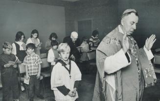 Bishop Nelson Hillyer celebrates solemn High Mass of the Old Roman Catholic Church in a hotel room from his flock of children and one elderly man. The(...)
