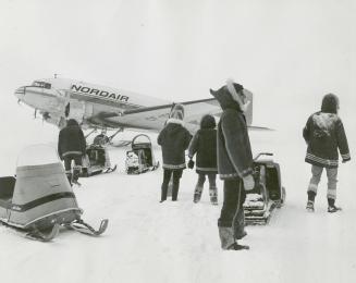 Tourists arrive in Pangnirtung