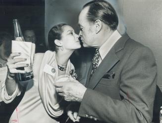 Bob hope shares some champagne and rubs noses with Carole Wilson at a benefit performance in Maple Leaf Gardens for the Charlie Conacher Cancer Resear(...)