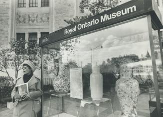 Singer Lena Horne outside the Royal Ontario Museum