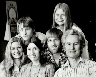 The Family that plays together - Huggets Ian