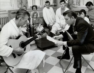 Singer Tommy Hunter listens as ex-taxi driver Jacques Langlois sings his song Light a Candle in the sun room at Toronto General Hospital. Hunter, who (...)