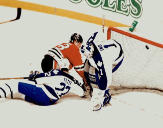 Tie game: Jeremy Roenick's shot beats Peter Ing to give the Hawks a 2-2 tie with the Leafs as Michel Petit and the Hawks' Steve Larmer wrestle in the crease