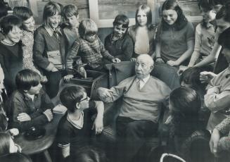 Artist A. Y. Jackson tells 'Group of 7' stories. Landscape painter A. Y. Jackson, member of Canada's famed Group of Seven art group, tells a class of (...)