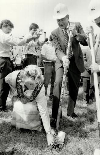 New highway: Vaughan Mayor Lorna Jackson grabs handful of grass yesterday as Premier David Peterson turns sod for new Highway 407: linking Highway 427 and Highway 400 north of Metro