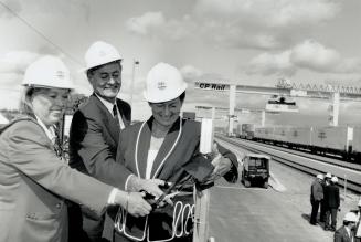 Getting it on the rails. Vaughan Mayor Lorna Jackson: left: Ontario Transport Minister Gilles Poullot and federal Minister of State for Tranport Shirl(...)