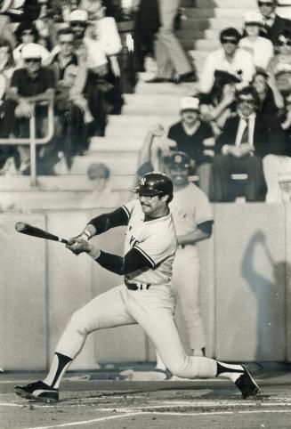 Missed connection, New York Yankee slugger Reggie Jackson took some home-run type swings last night at Exhibition Stadium, but the only hit he got was(...)