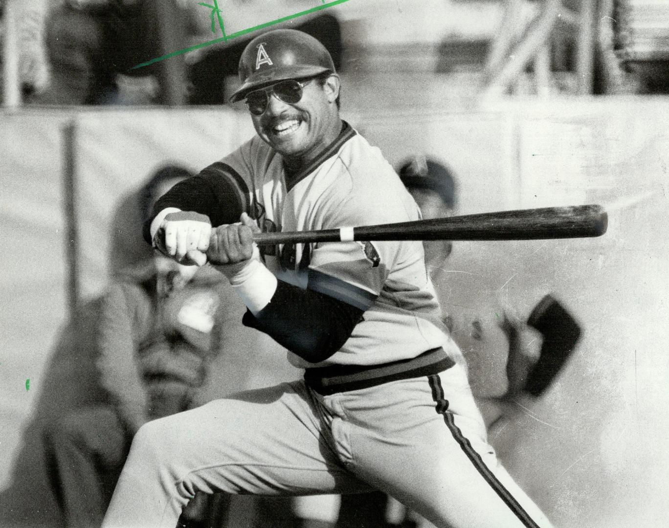 He hit it a smile, So that's the secret of Reggie Jackson's success -- just grin and belt it! Moments before the Angels' slugger cracked his 35th home(...)