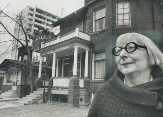 Town planner chooses Toronto: Mrs. Jane Jacobs: one of North America's leading authorities on design of cities: stands in front of the Toronto home on(...)