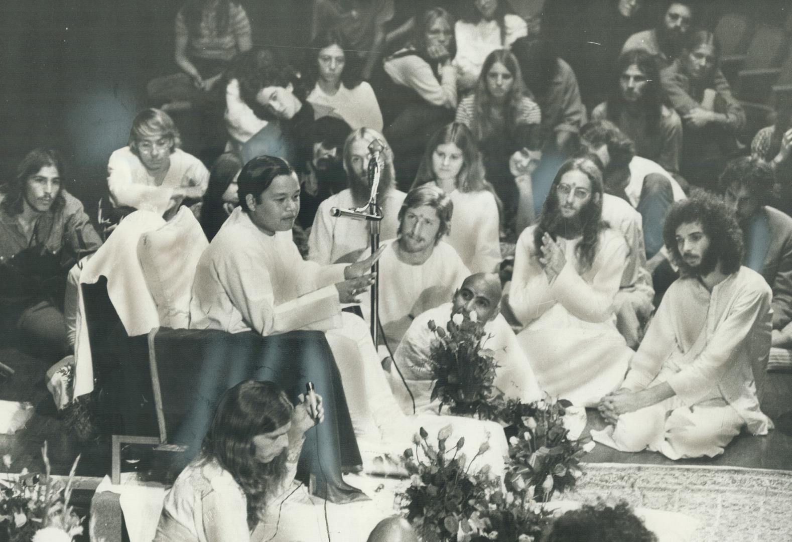 Teenage Yoga teacher Maharaj Ji is surrounded by adherents of the Divine Light Mission from Rochdale College during his first Canadian appearance at M(...)