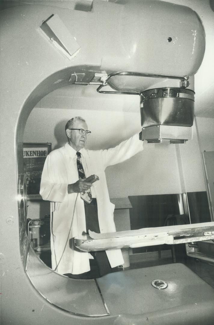 Revolution: Dr. Harold Johns demonstrates the high-energy radiation unit he developed. It took 60 minutes to treat patients with 200,000-volt machines(...) – All Items – Digital Archive : Toronto Public Library