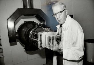 Dr. Harold Johns, who developed the world's first Cobalt 60 high-energy radiation unit for cancer, steps down this week from the Ontario Cancer Instit(...)